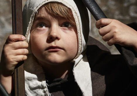 Sander as Little Jonathan in Ken Follets Jordens Søjler